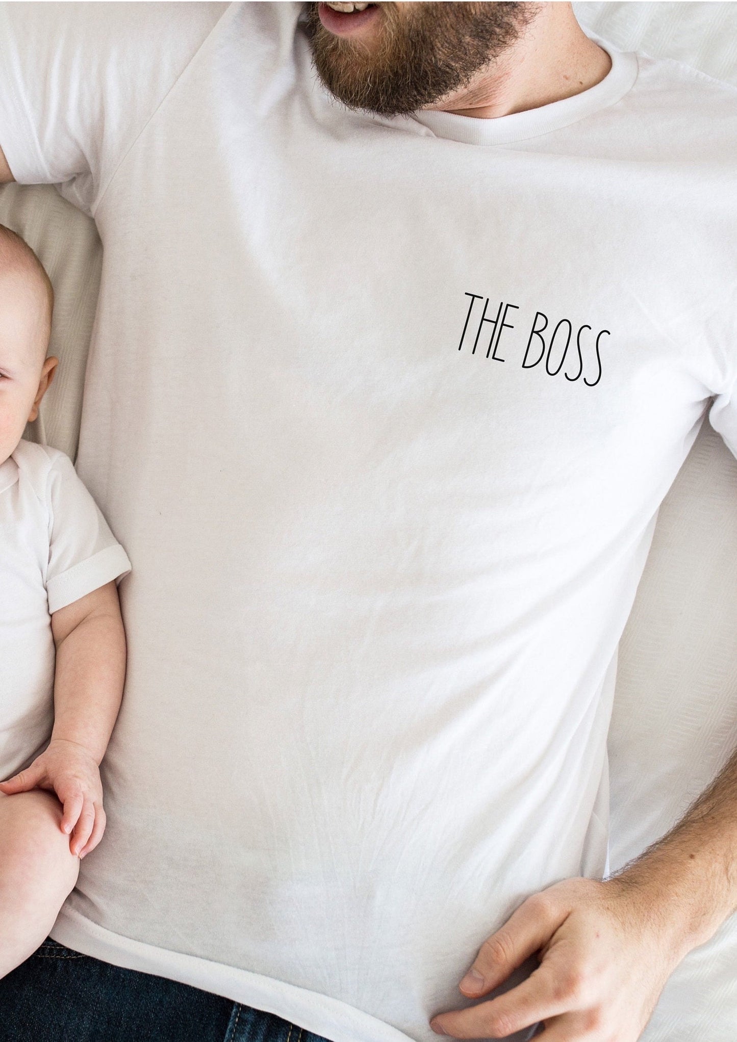 Bügelbild | Baby Body | Geschenk zur Geburt | Kind | Partnerlook | Eltern | Geschenkidee | Überraschung | Boss