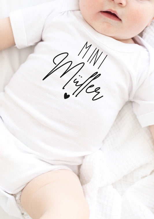 Baby Body | Geschenk | Kind | Mini + Nachname | Geschenkidee | Überraschung | personalisiert